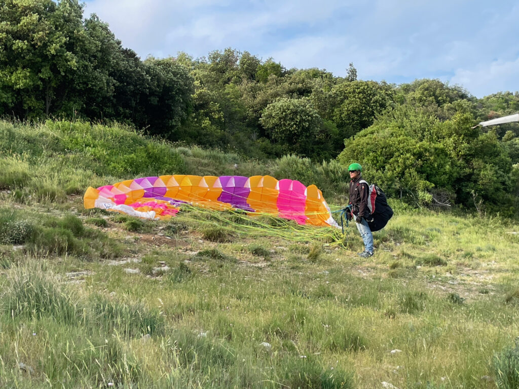 Un parapente de 1988 au décollage de Claret en 2025